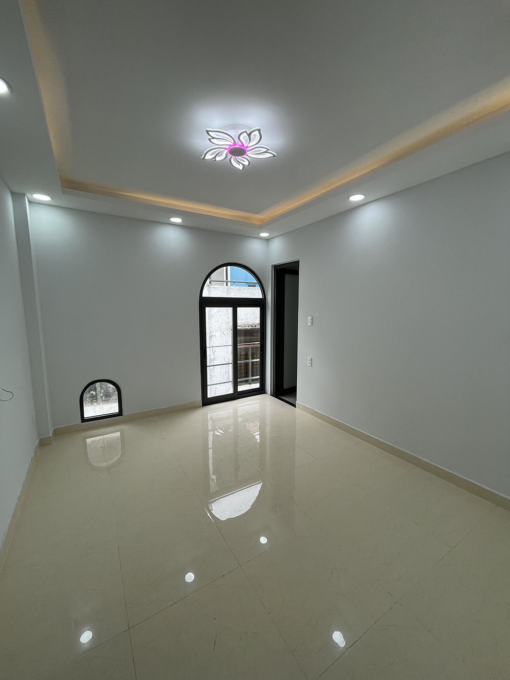 Bán nhà Lê Quang Định, Quận Bình Thạnh tuyệt phẩm 3 lầu t.kế Cổ Điển Ý, mới 100% cách LQĐịnh 15m